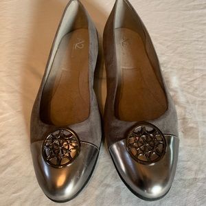 NWOT A2 by Aerosoles Gray and Silver Flats